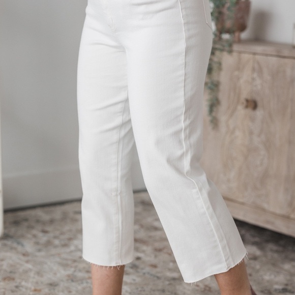 Judy Blue wide legged white cropped denim. Stretchy! Size 7. - Picture 3 of 5